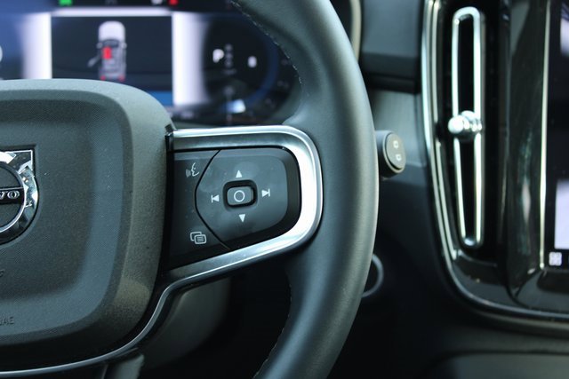 Used 2025 Volvo XC40 B5 Plus image 27