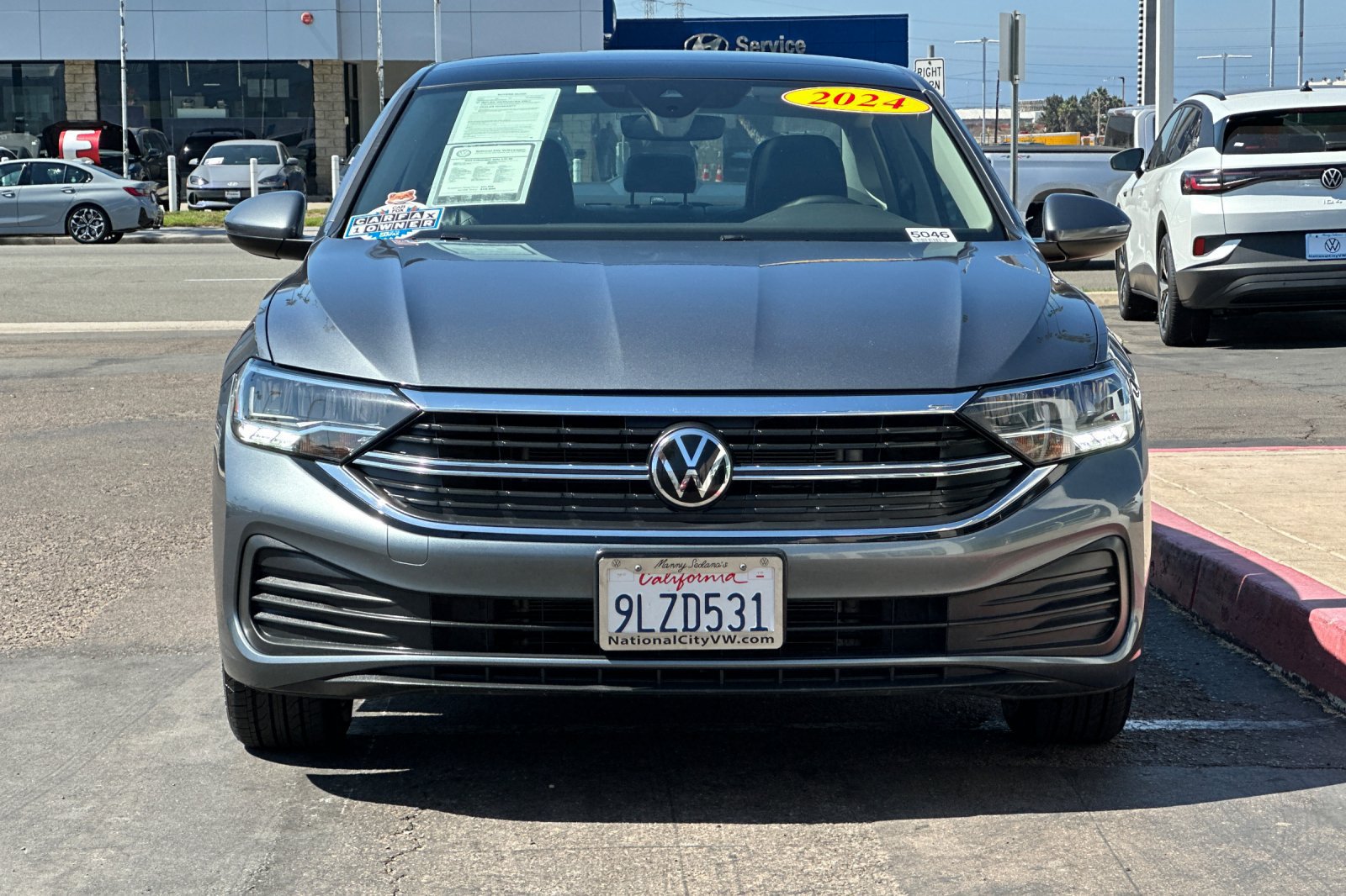Used 2024 Volkswagen Jetta SE w/ Panoramic Sunroof Package FWD image 9