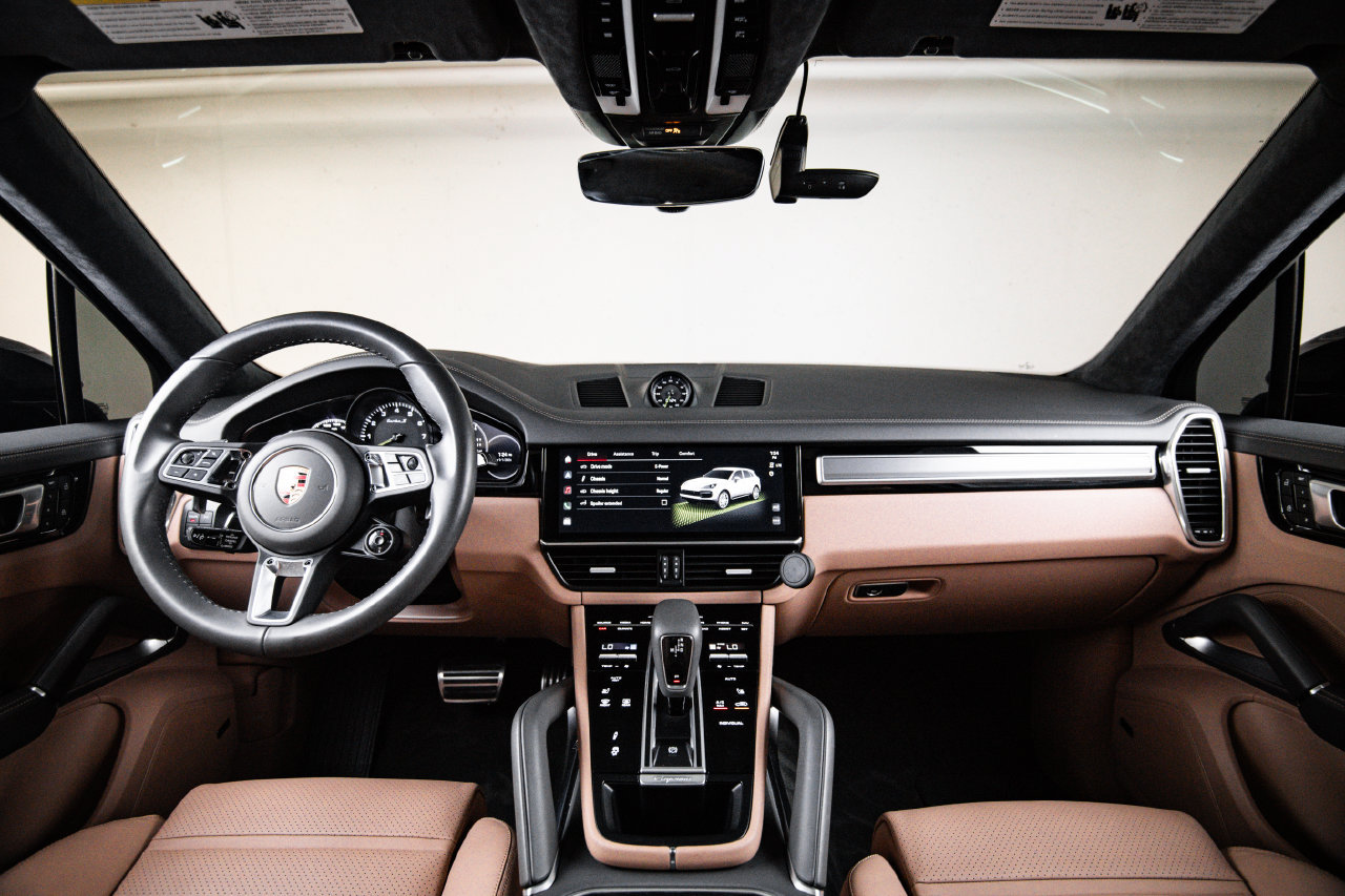 Certified 2022 Porsche Cayenne Turbo S AWD/4WD image 25