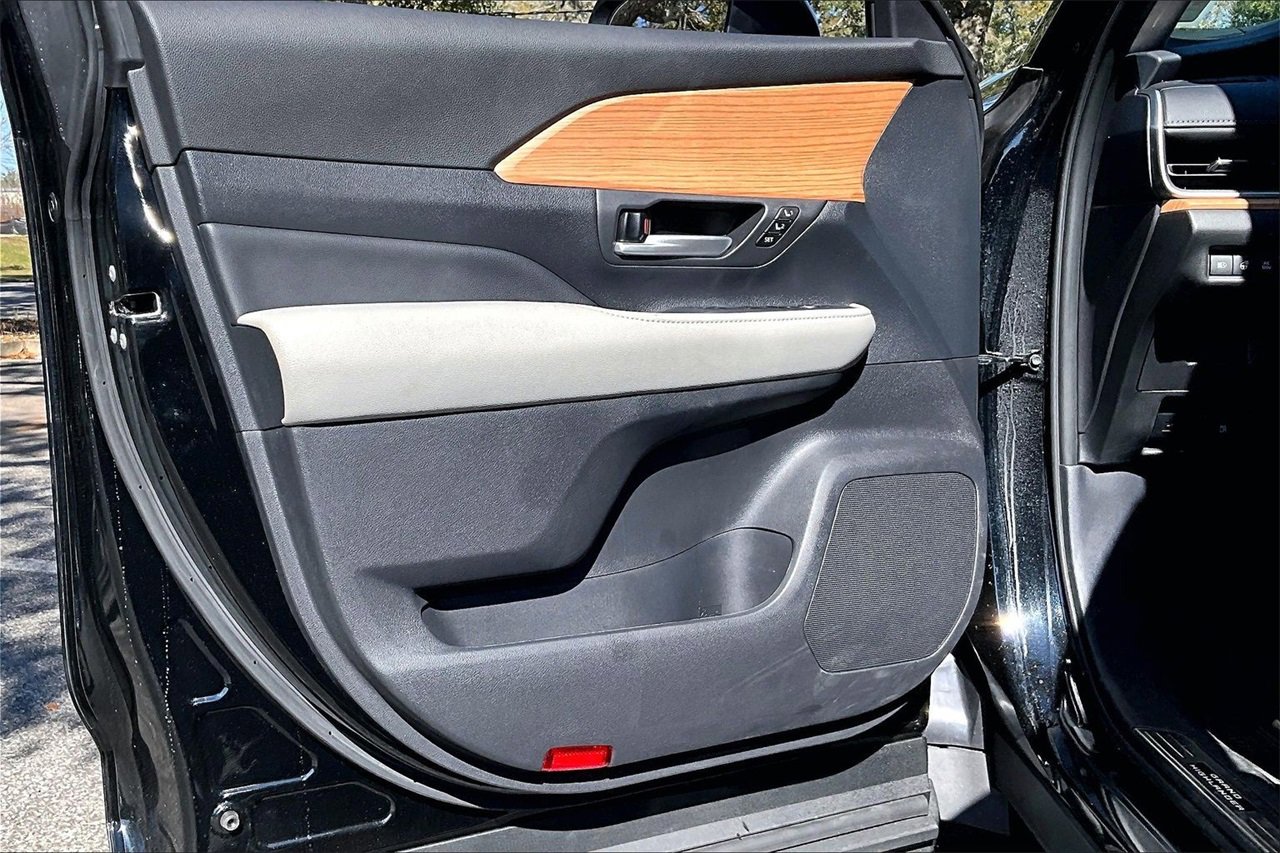 Used 2025 Toyota Grand Highlander AWD Hybrid image 17