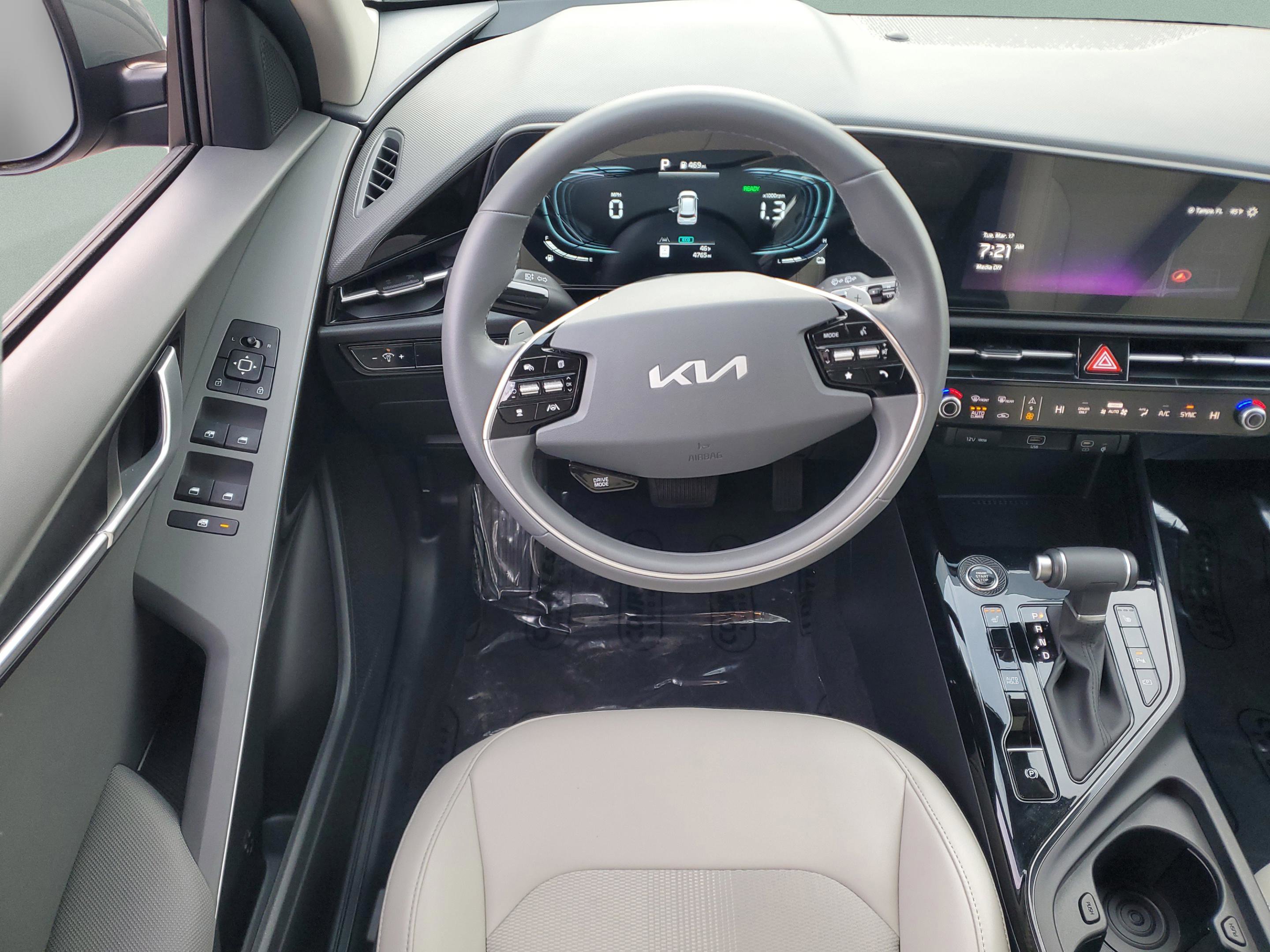 Used 2025 Kia Niro EX image 14