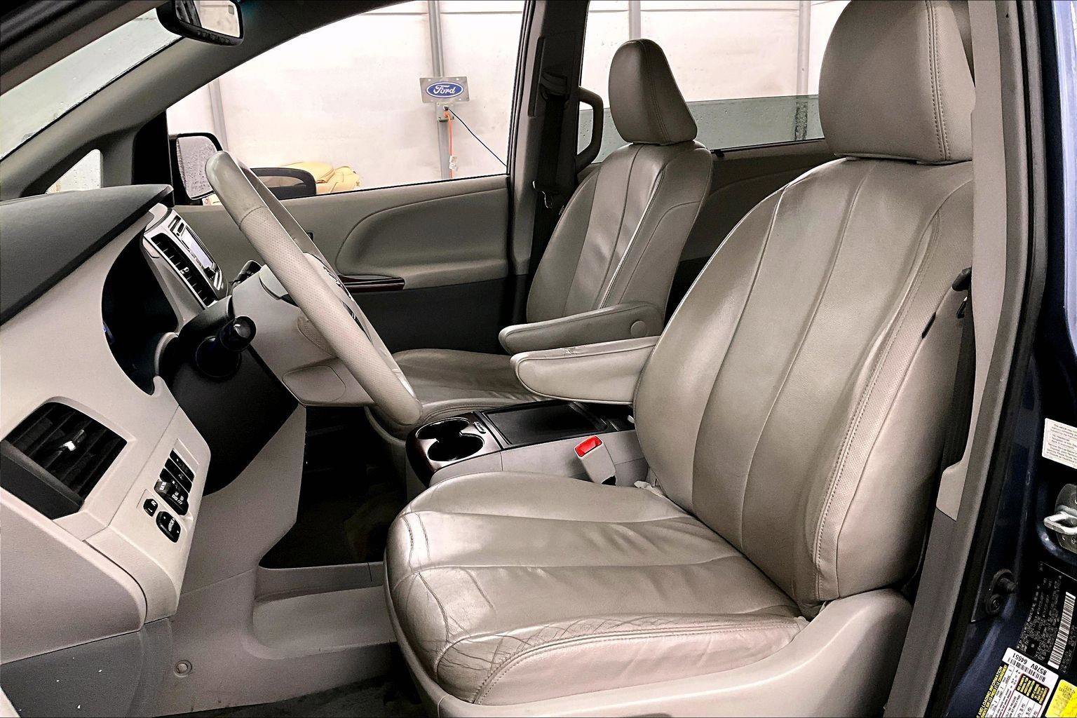 Used 2014 Toyota Sienna XLE image 25