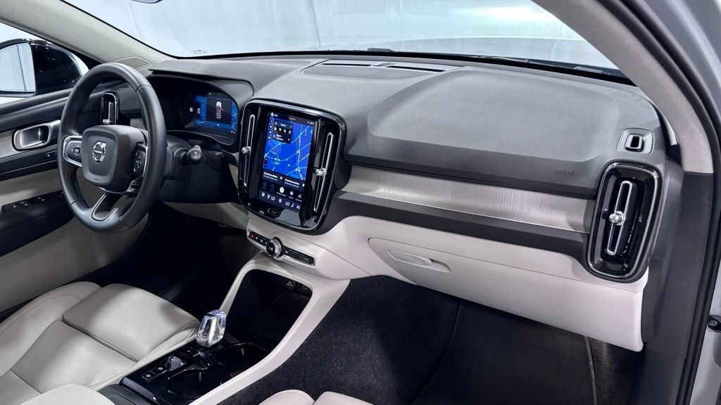 Certified 2026 Volvo XC40 B5 Plus AWD/4WD image 17