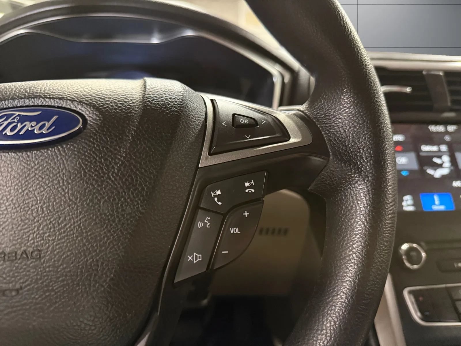 Used 2017 Ford Fusion SE w/ Fusion SE Technology Package FWD image 26