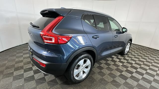 Used 2021 Volvo XC40 T4 Momentum FWD image 3