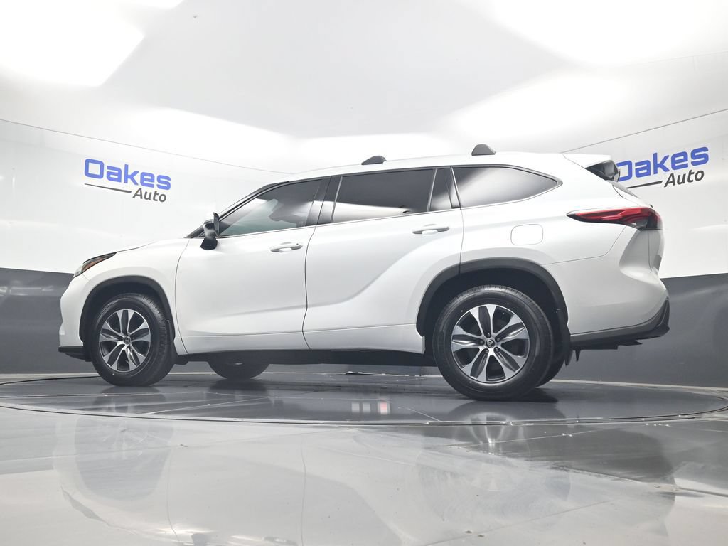 Used 2022 Toyota Highlander XLE AWD/4WD image 42