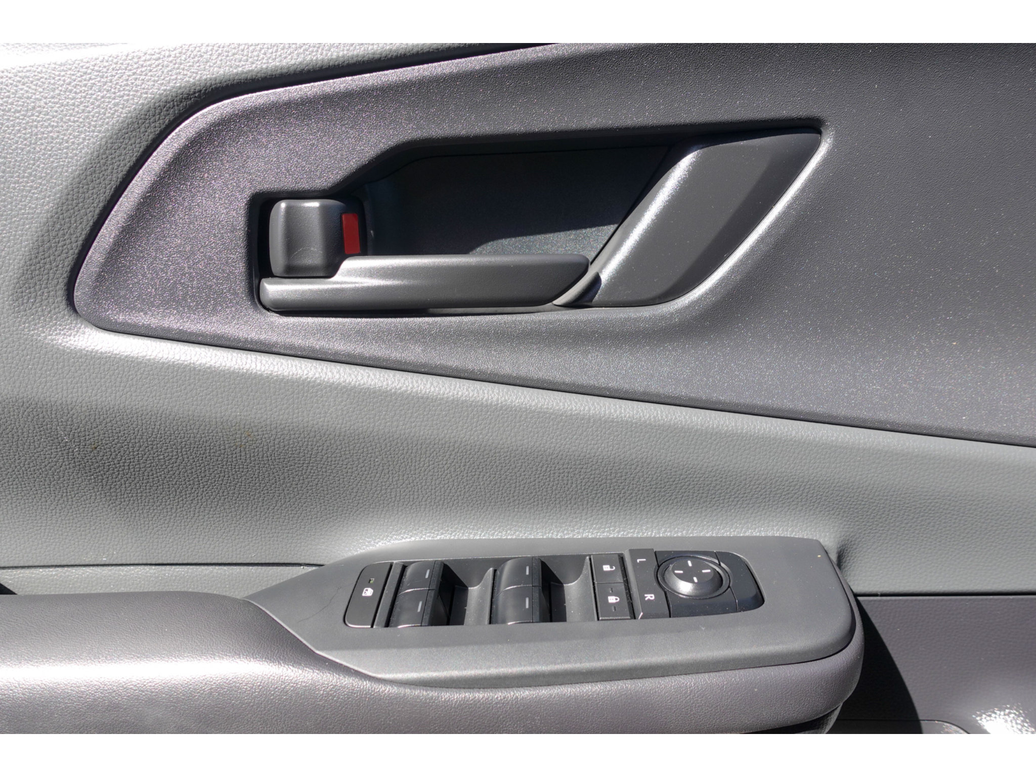 Used 2024 Toyota Prius LE FWD image 11