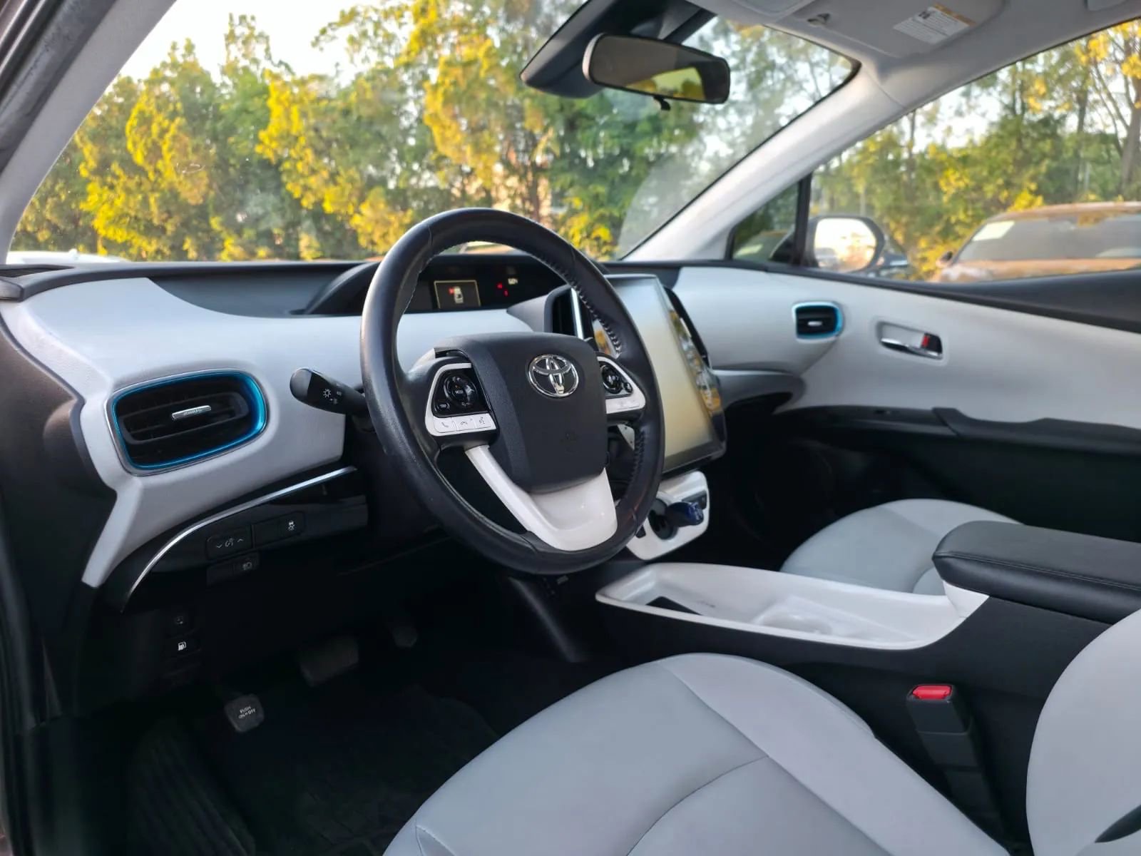 Used 2018 Toyota Prius Prime Premium image 28