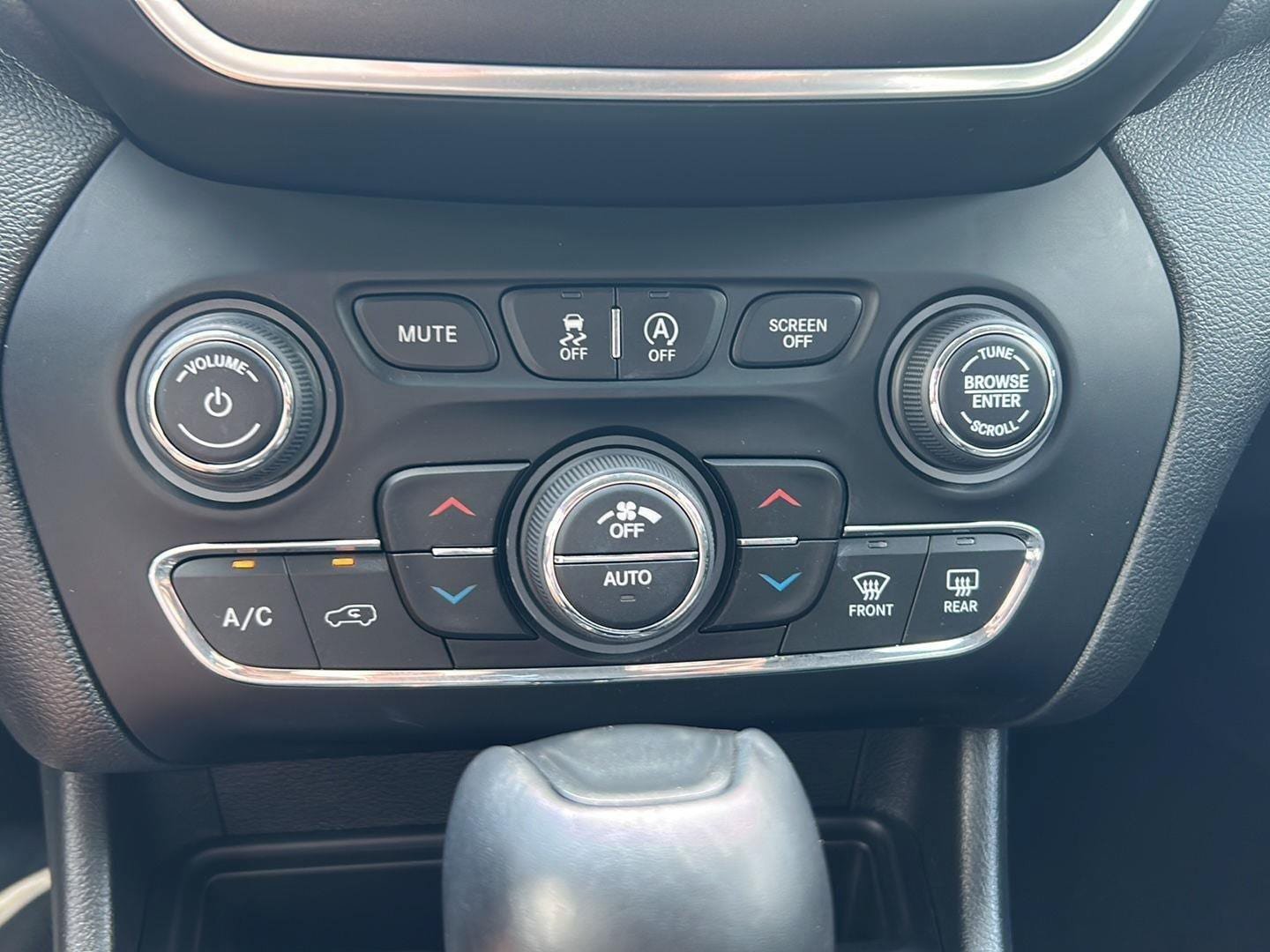 Used 2022 Jeep Cherokee Trailhawk AWD/4WD image 24