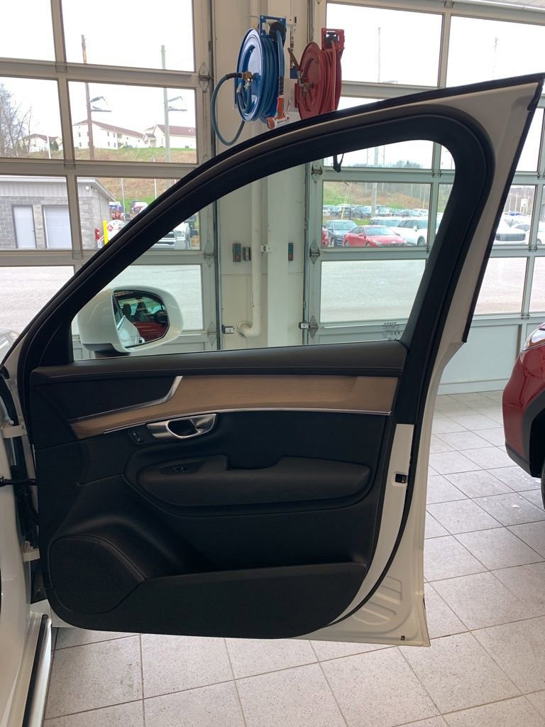 Used 2025 Volvo XC90 B6 Plus AWD/4WD image 23