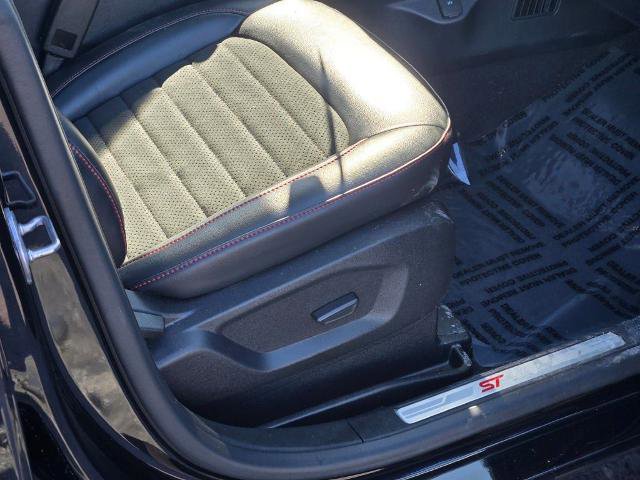 Certified 2024 Ford Edge ST-Line w/ Class II Trailer Tow Package AWD/4WD image 7