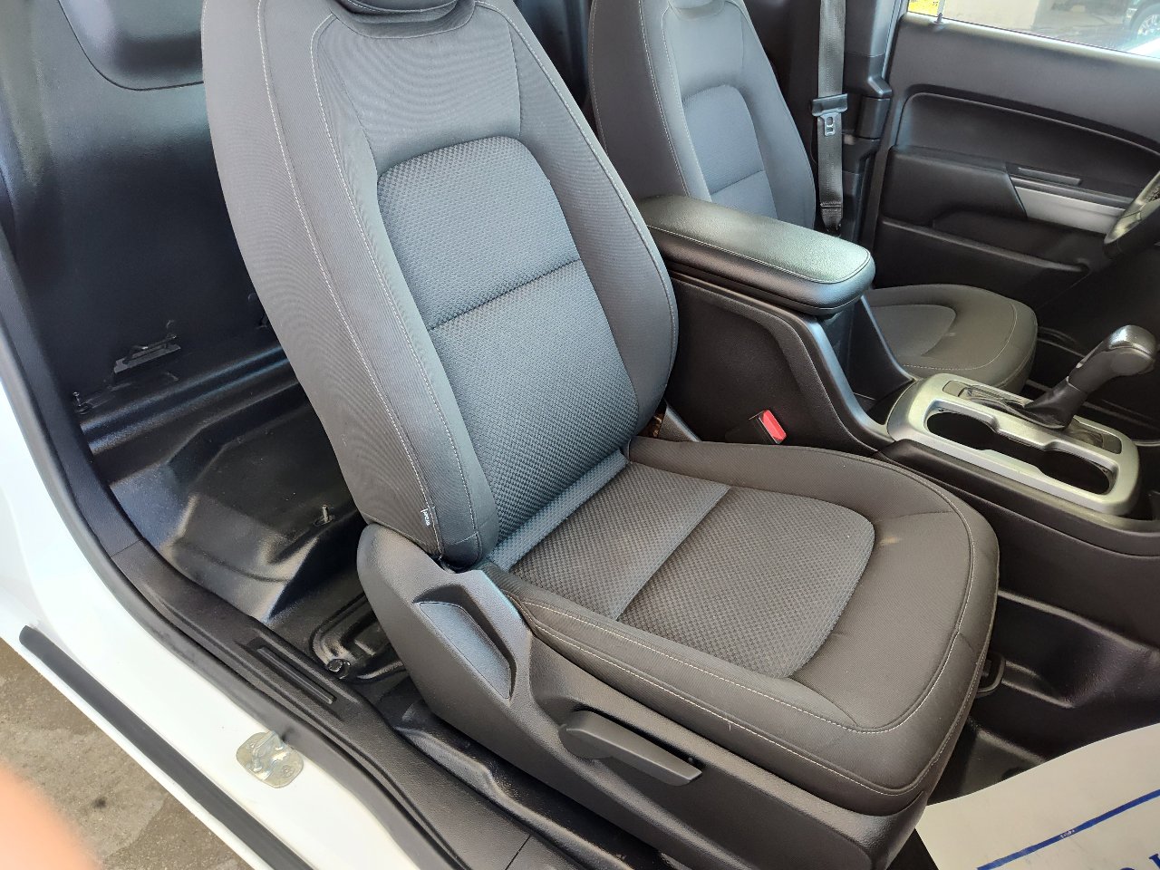 Used 2020 Chevrolet Colorado LT w/ Safety Package image 18