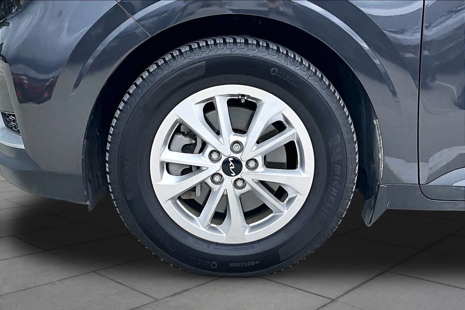Certified 2023 Kia Carnival LX FWD image 10