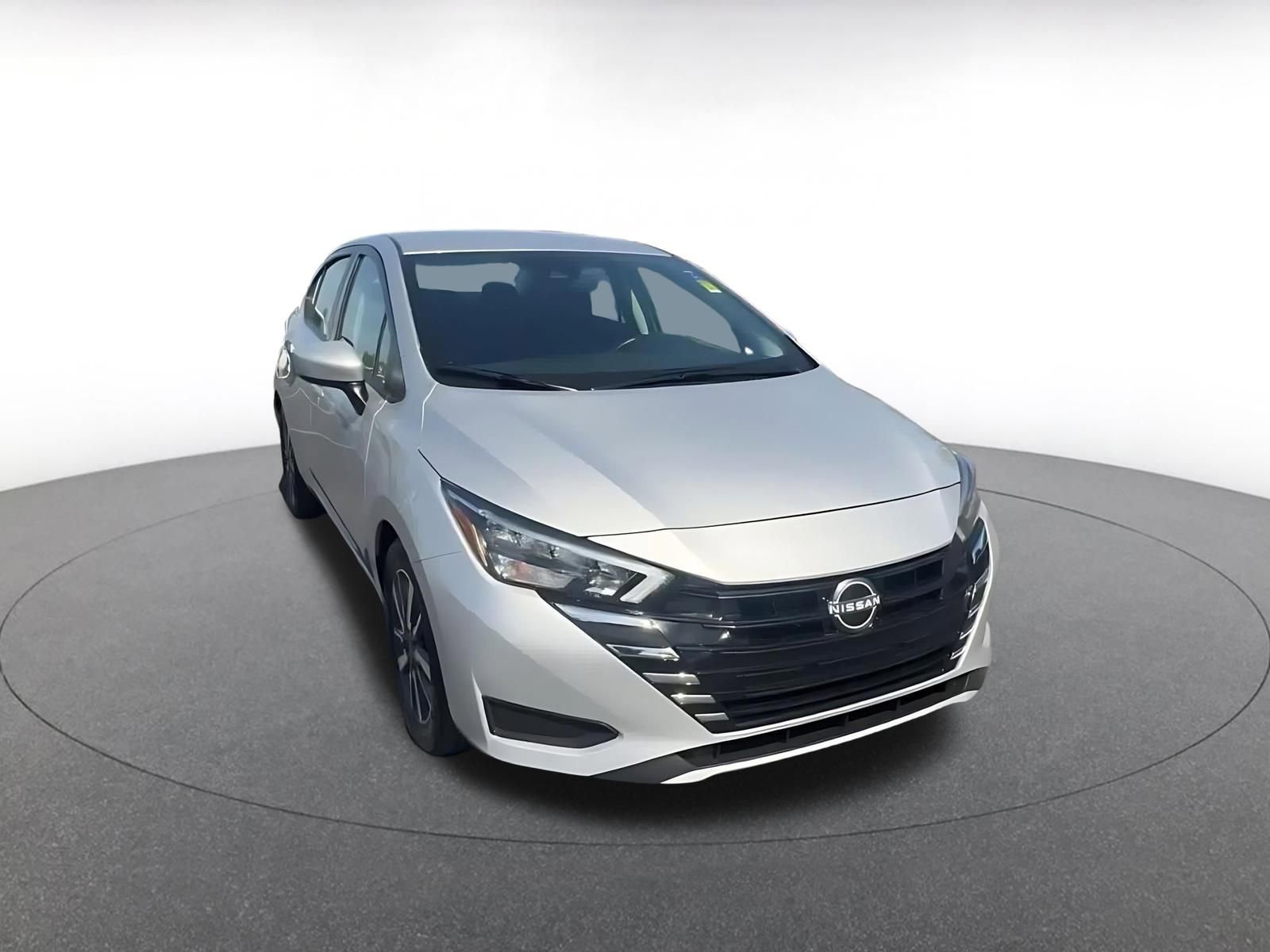 Used 2025 Nissan Versa SV image 3