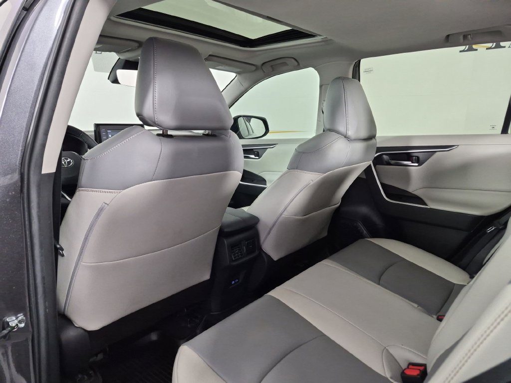 Used 2022 Toyota RAV4 XLE Premium FWD image 32