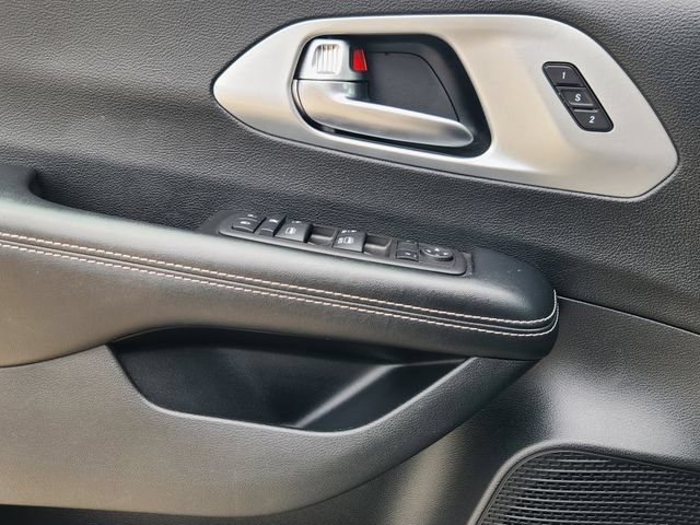 Used 2020 Chrysler Pacifica Touring-L w/ S Appearance Package FWD image 21