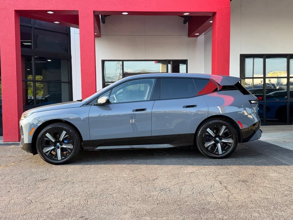Used 2023 BMW iX xDrive50 w/ Sport Package AWD/4WD image 5
