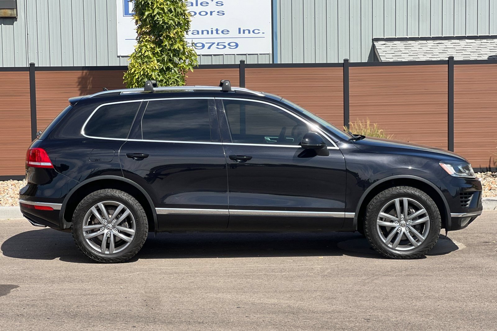 Used 2016 Volkswagen Touareg VR6 AWD/4WD image 3