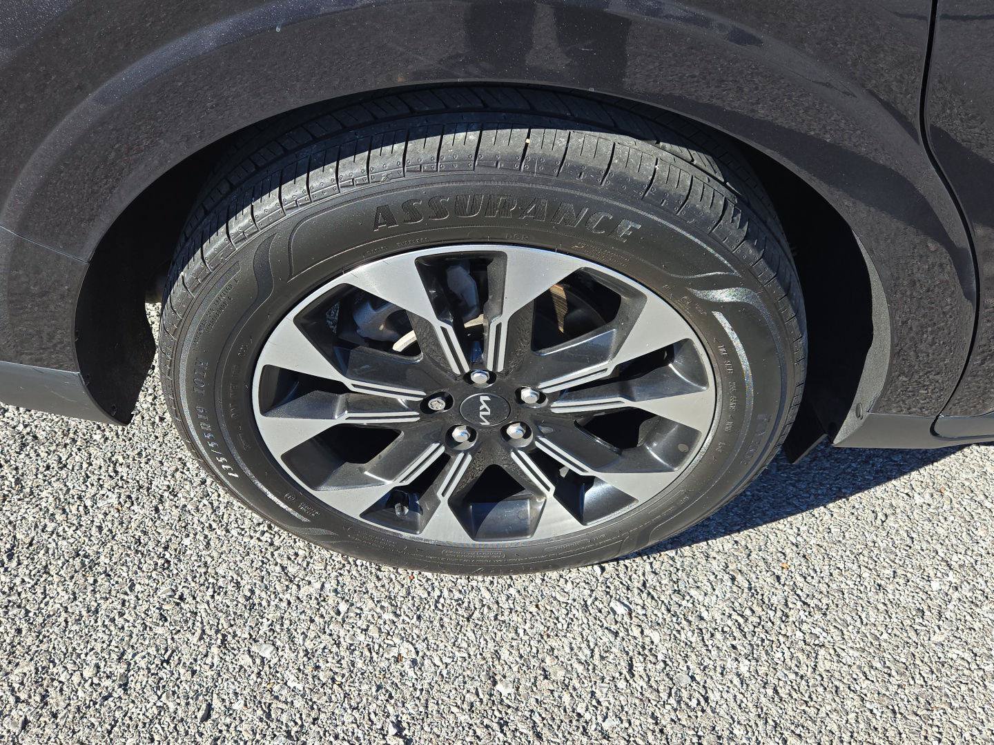 Used 2024 Kia Carnival EX FWD image 10