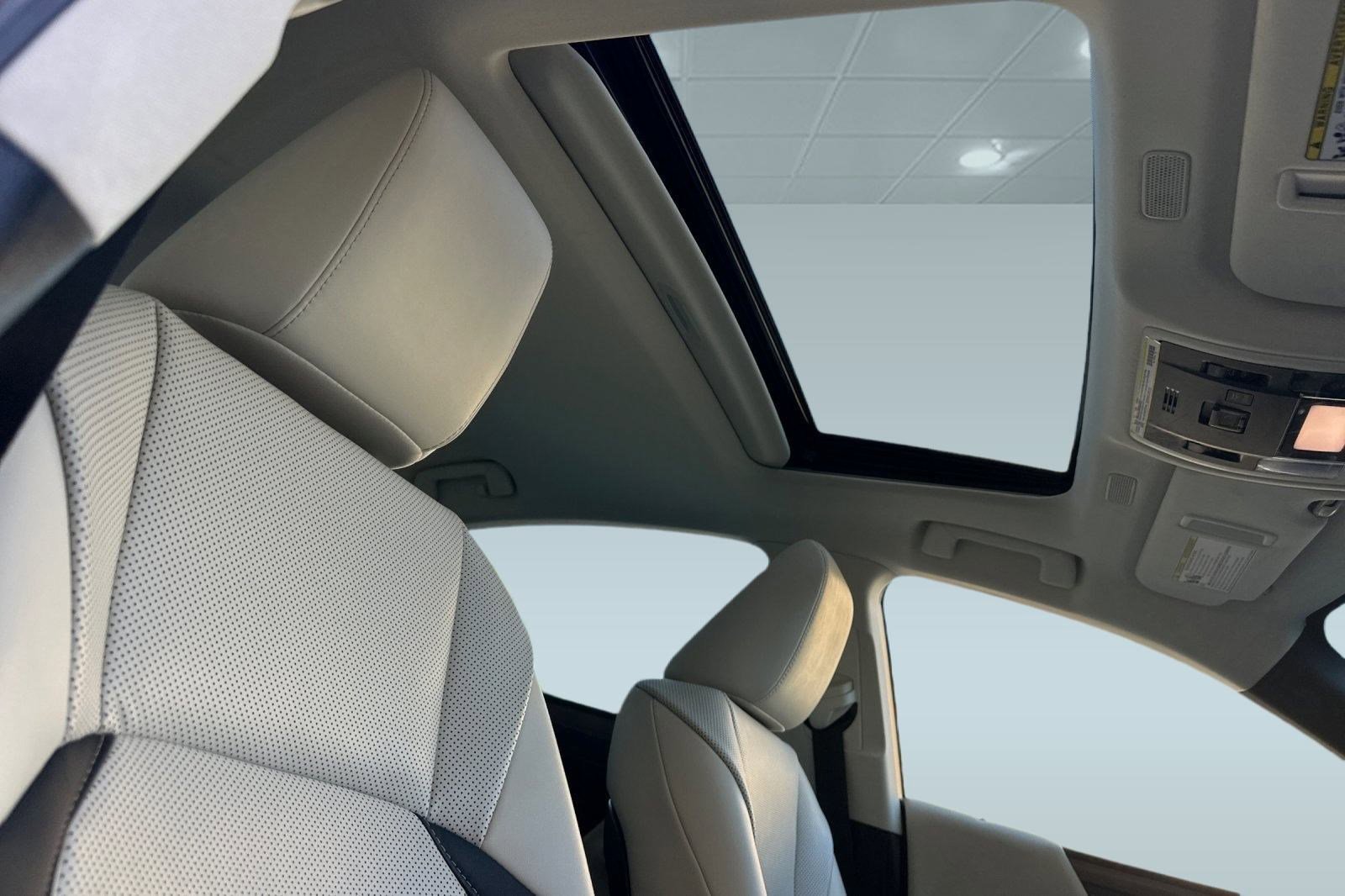 Certified 2025 Lexus ES 300h w/ Premium Package image 17