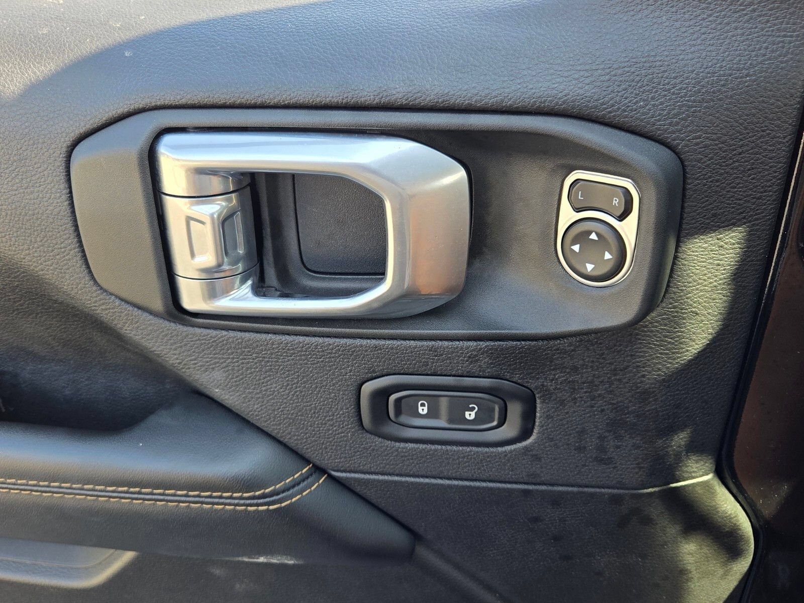 Used 2025 Jeep Wrangler Unlimited Sahara AWD/4WD image 32