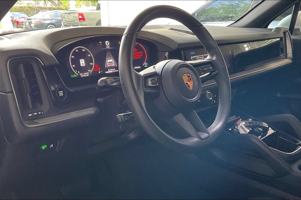 Used 2025 Porsche Cayenne AWD/4WD image 4
