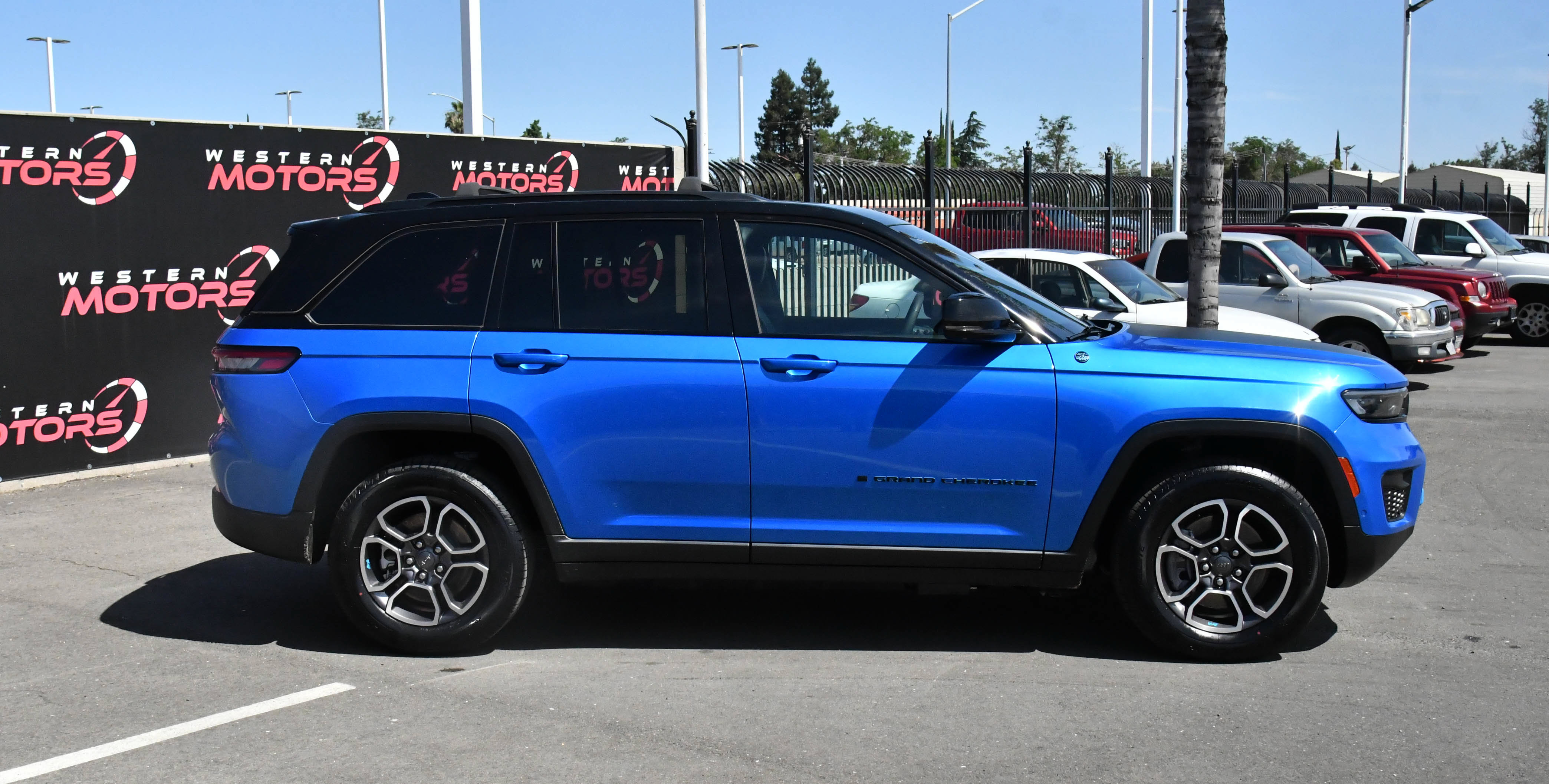 Used 2023 Jeep Grand Cherokee Trailhawk w/ Advanced Protech Group II AWD/4WD image 9