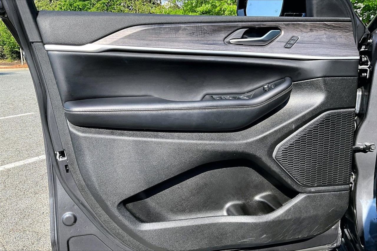 Certified 2023 Jeep Grand Cherokee Limited w/ MOPAR Finishing Package AWD/4WD image 27