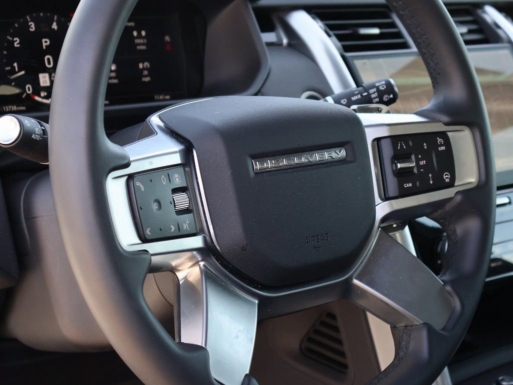 Used 2025 Land Rover Discovery S image 19