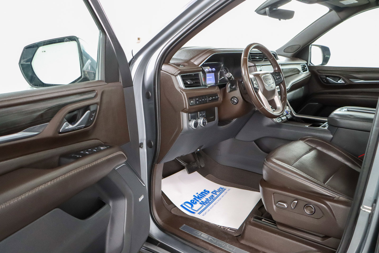 Used 2021 GMC Yukon Denali w/ Denali Premium Package image 3