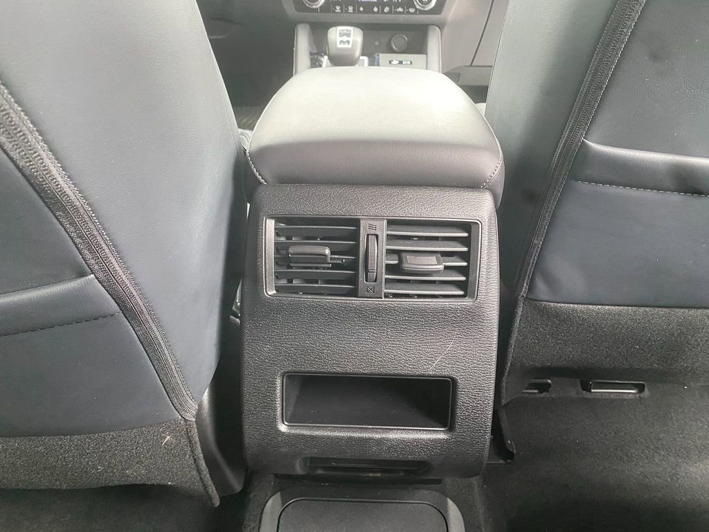 Used 2024 Mitsubishi Outlander SE image 27