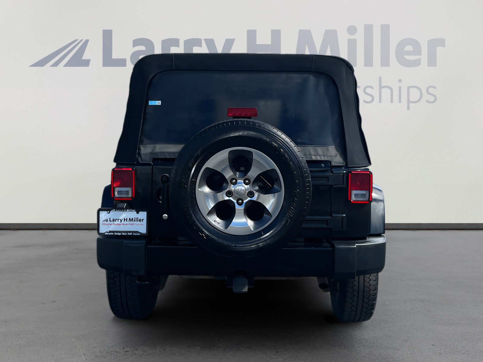 Used 2018 Jeep Wrangler Unlimited Sahara w/ Connectivity Group image 4