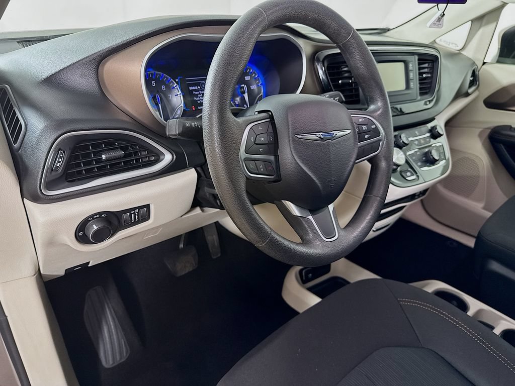 Used 2017 Chrysler Pacifica LX w/ Tire & Wheel Group FWD image 9