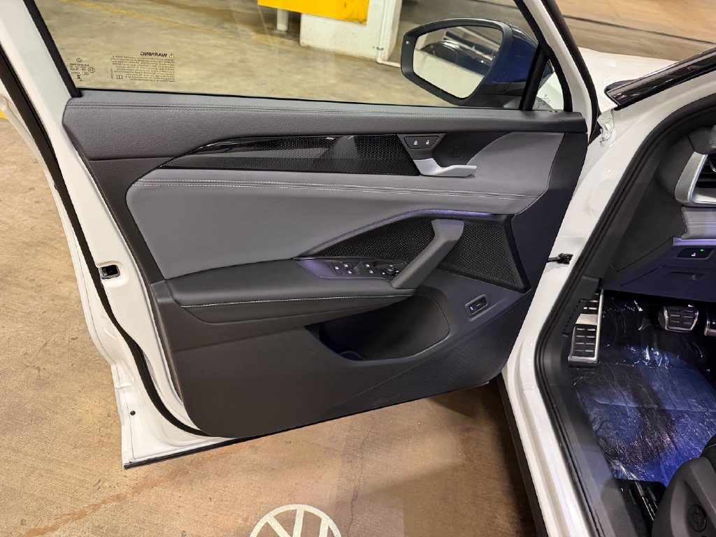New 2026 Volkswagen Tiguan SE R-Line AWD/4WD image 9