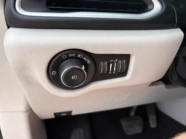 Used 2023 Chrysler Pacifica Touring-L FWD image 23