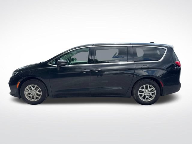 Used 2024 Chrysler Pacifica Touring-L FWD image 2