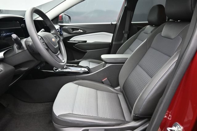 Used 2025 Chevrolet Trax LT FWD image 12