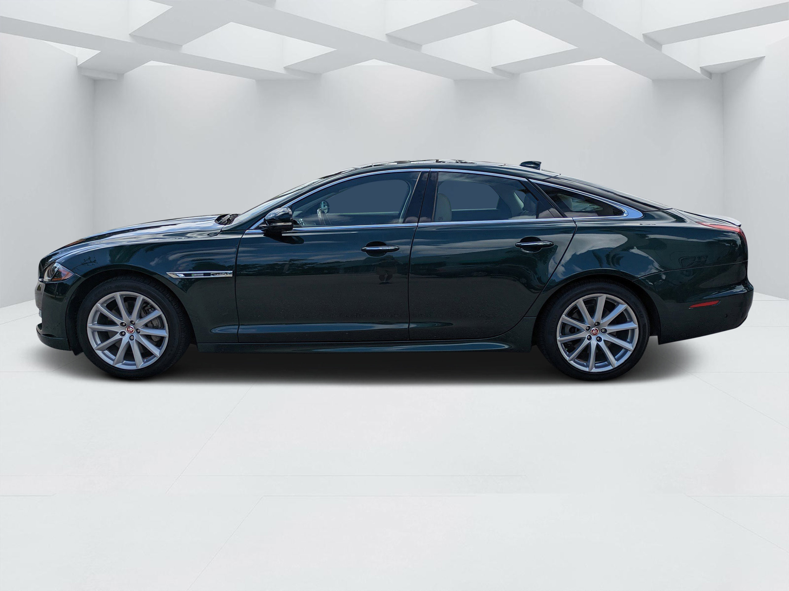 Used 2017 Jaguar XJ R-Sport image 6