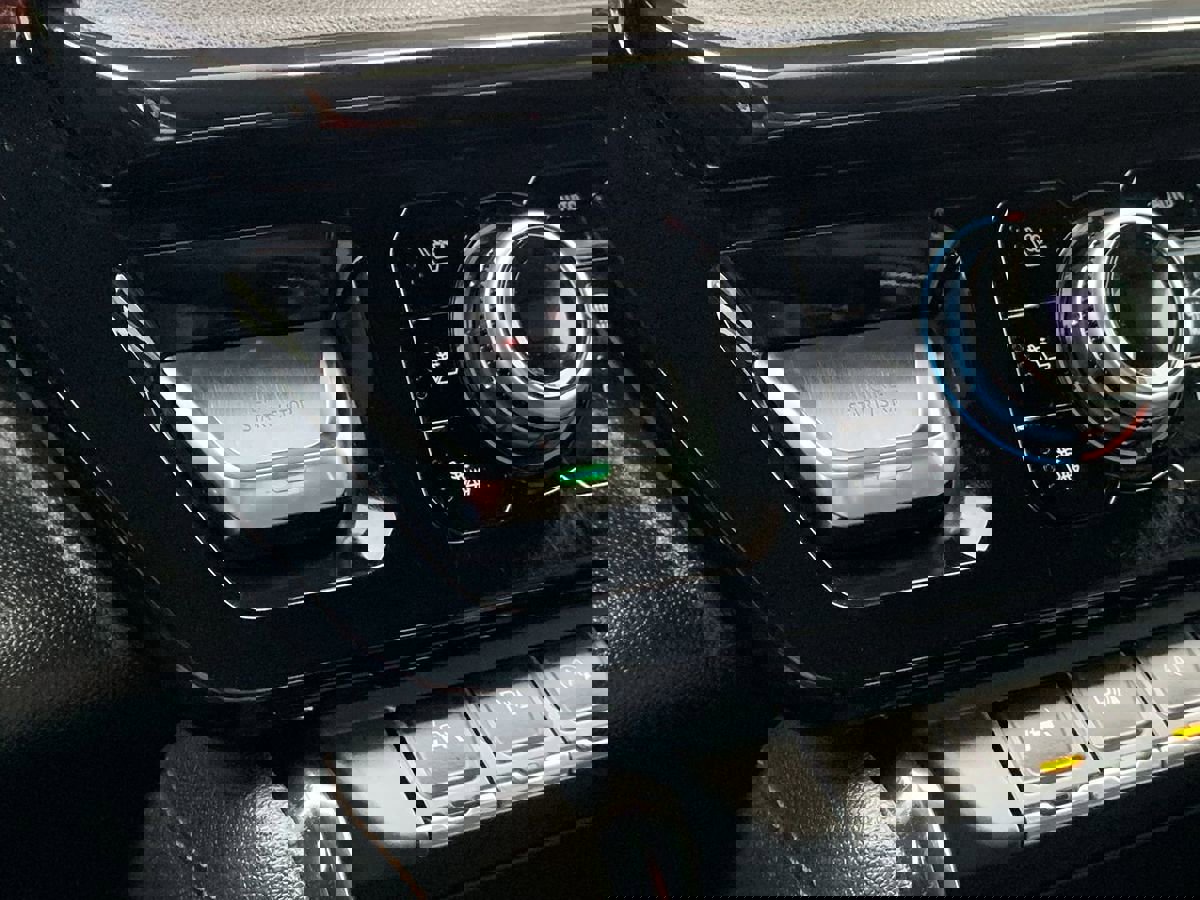 Used 2024 GMC Sierra 1500 AT4 w/ Technology Package image 24