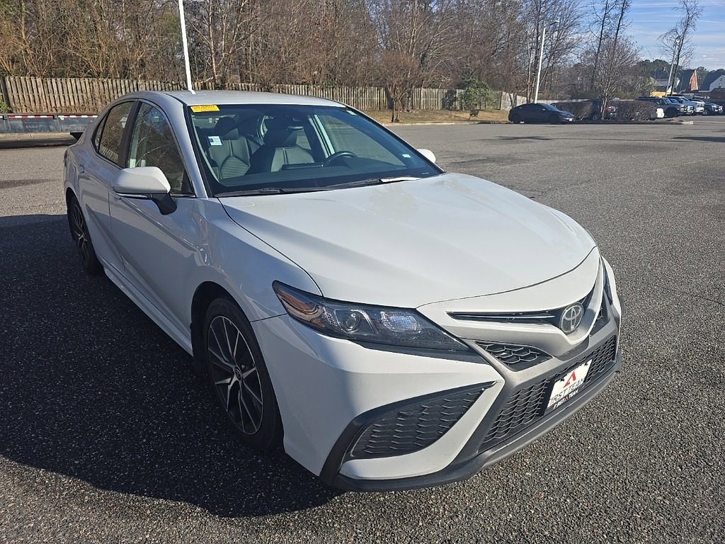 Used 2024 Toyota Camry SE image 3