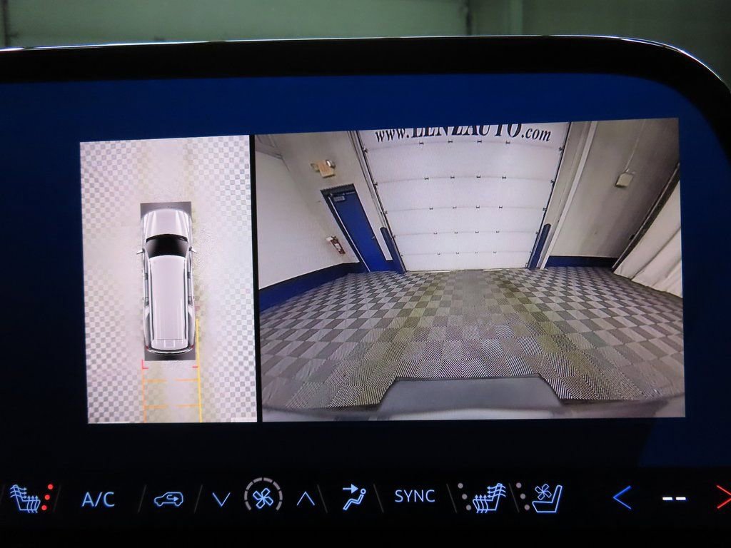 Used 2025 Chevrolet Suburban High Country AWD/4WD image 17