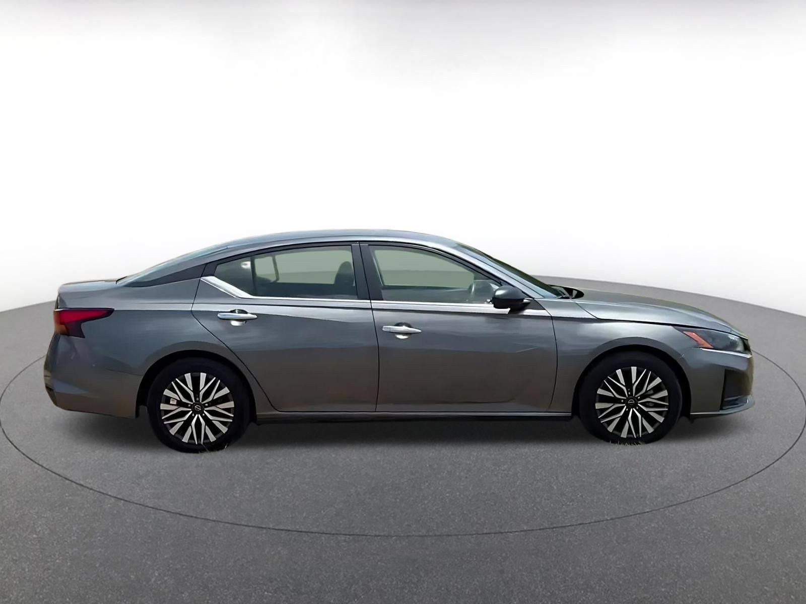 Used 2025 Nissan Altima 2.5 SV FWD image 15