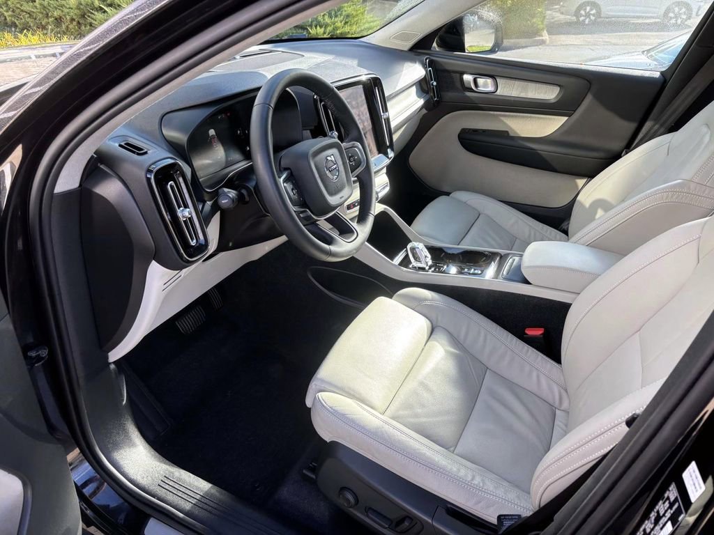 Used 2023 Volvo XC40 B5 Plus w/ Protection Package Premier image 25