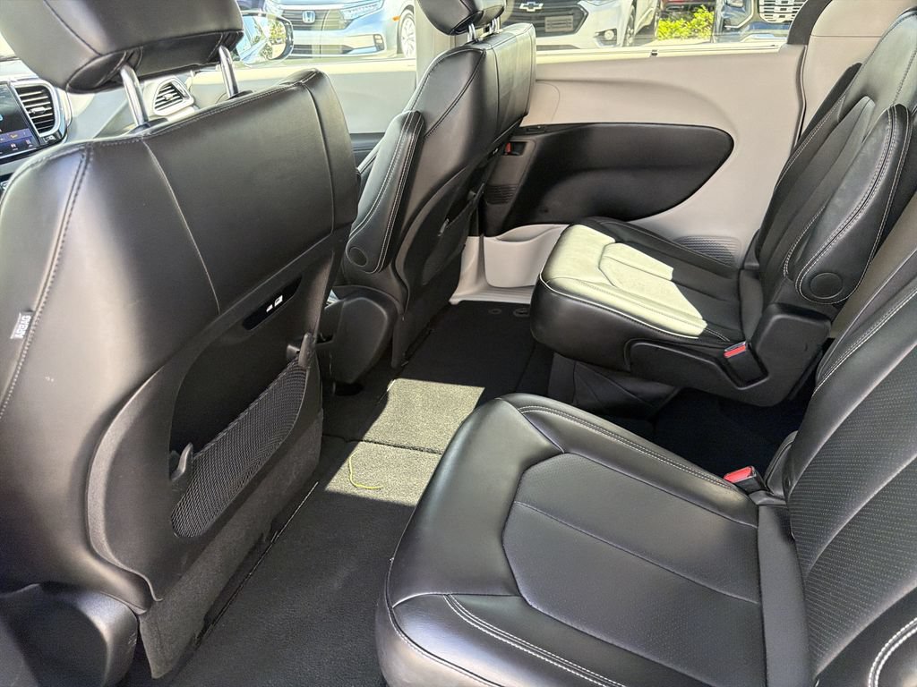 Used 2024 Chrysler Pacifica Touring-L FWD image 13