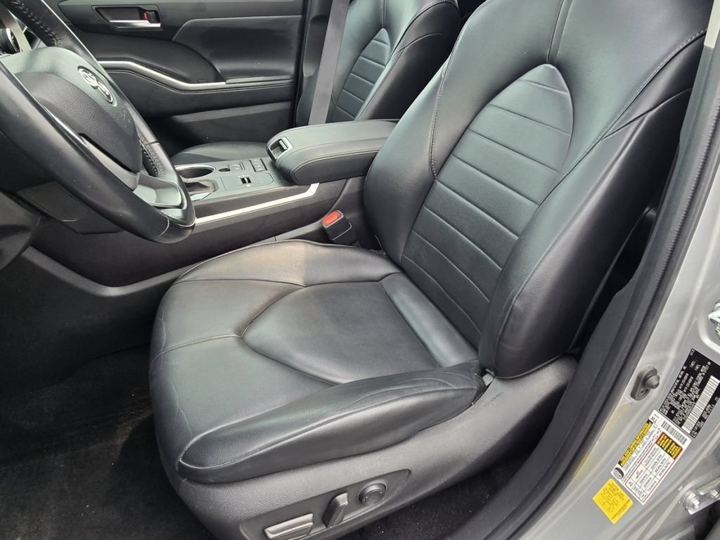 Used 2022 Toyota Highlander XLE FWD image 22