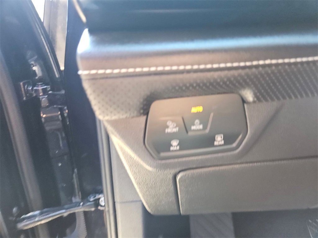 Used 2025 Volkswagen Atlas SE image 22