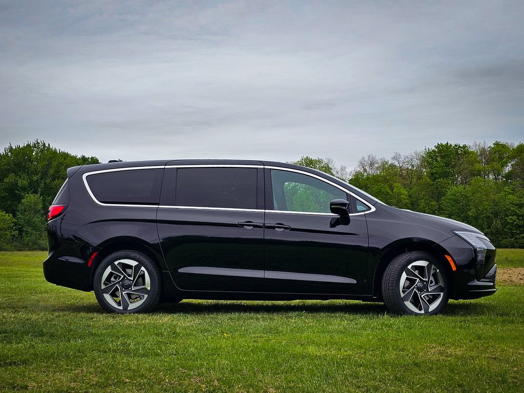 New 2027 Chrysler Pacifica Limited AWD/4WD image 2