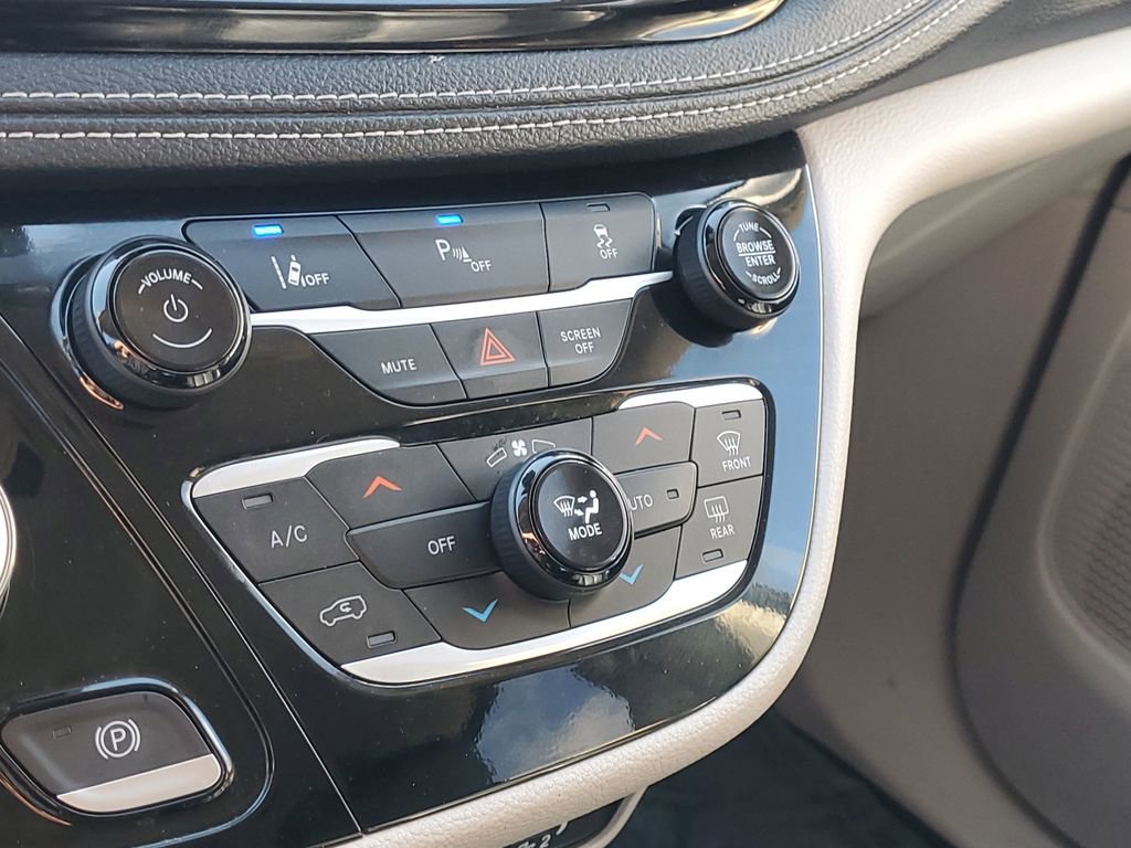 Used 2024 Chrysler Pacifica Limited FWD image 32
