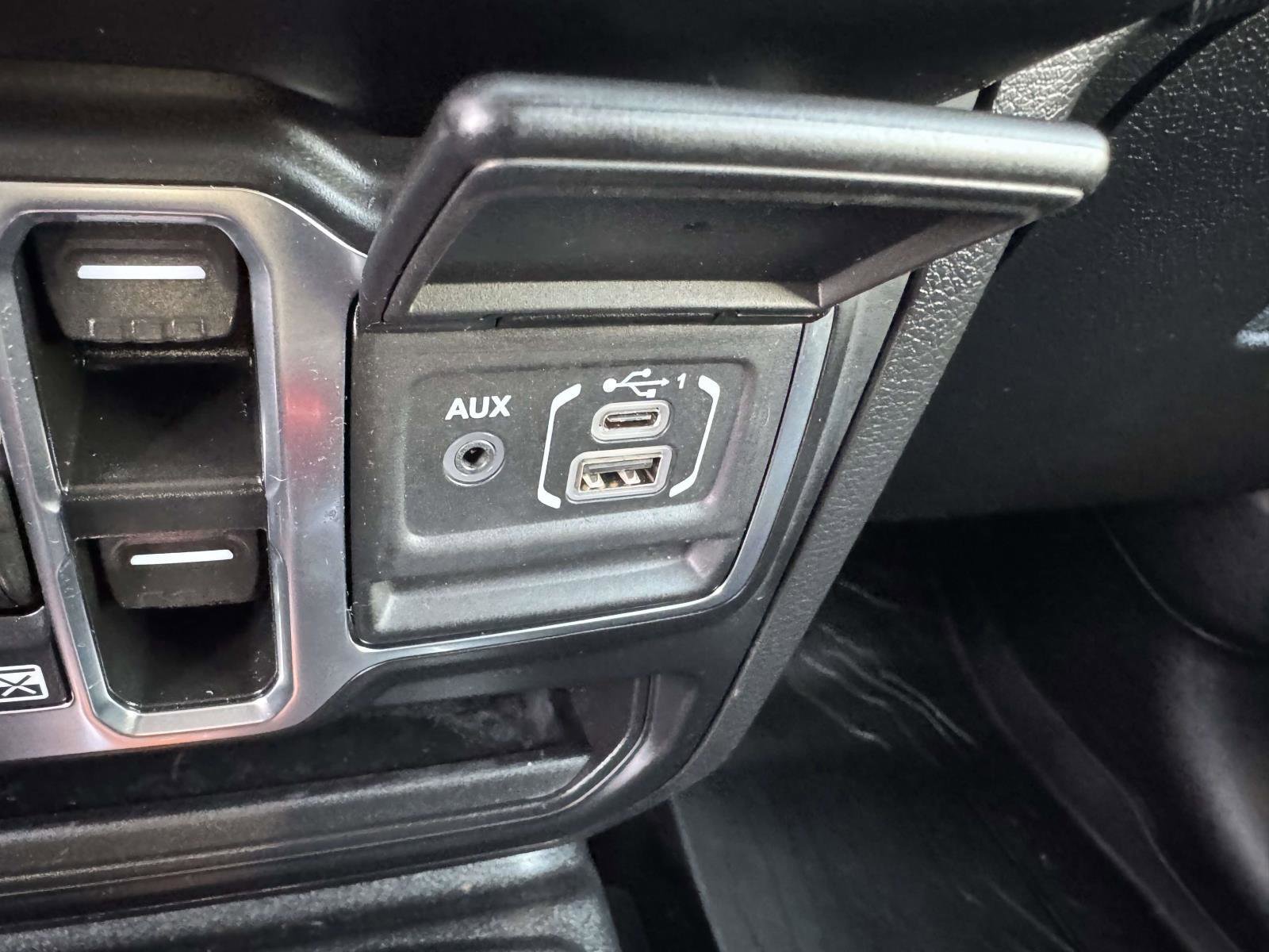 Used 2022 Jeep Gladiator Sport image 35