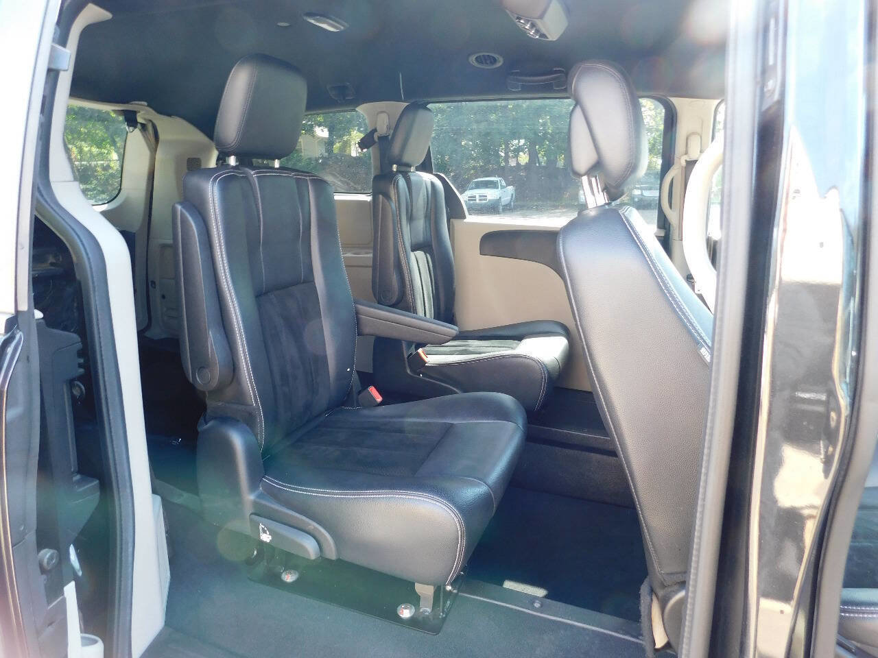 Used 2017 Dodge Grand Caravan SXT image 32